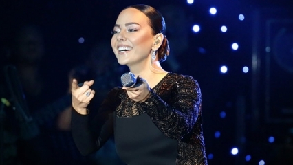 Ebru Gündeş עלתה לראשונה לבמה עם השיר החדש שלה!