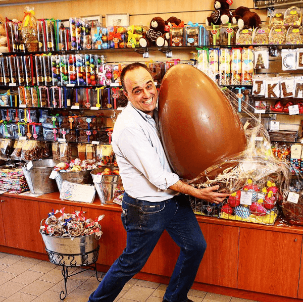 ג'ון קאפוס יצר סנאפצ'ט בהשראת ביצת שוקולד גדולה של חג הפסחא.