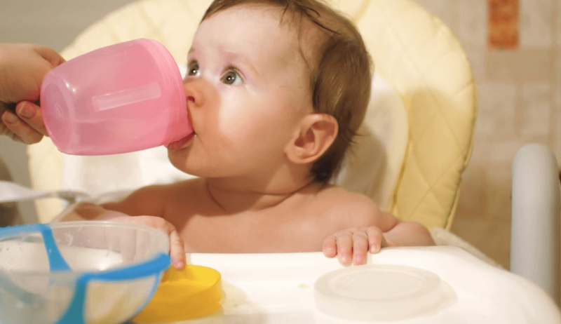 כמה מים צריך לתת לתינוקות?