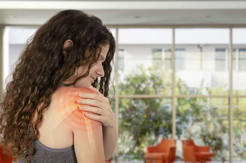 מהי תסמונת כתפיים עמומה? תסמינים של תסמונת כתף קפואה וטיפול בתסמונת כתף קפואה
