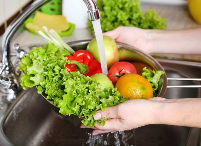 אל תשטוף ירקות ופירות עם סבון קלים