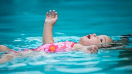 האם תינוקות יכולים לשחות בבריכה או בים?