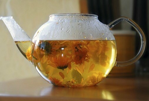 אם אתה שופך מים רותחים בזמן שאתה מבשל תה צמחים ...