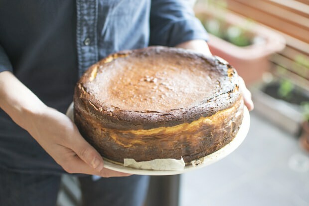 איך להכין את עוגת הגבינה הקלה ביותר בסן סבסטיאן? טריקים של עוגת גבינה מסן סבסטיאן