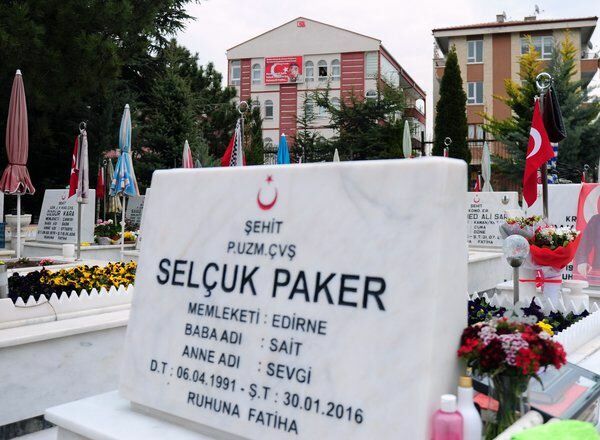 אמו של סלקוק פאקר עברה מקבר בנה!