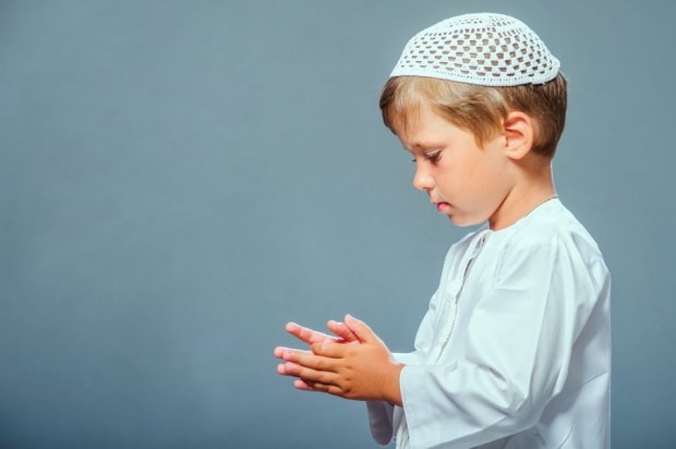 מלמד ילדים להתפלל