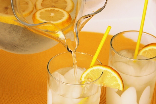היתרונות של שתיית מיץ לימון באופן קבוע