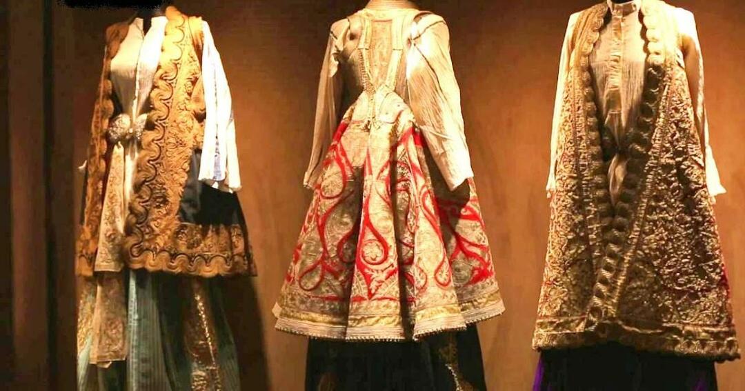איך נראו בגדי נשים בארמון העות'מאני במאות ה-18 וה-19?