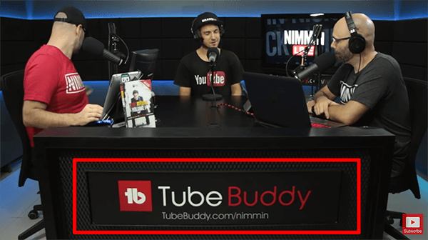 זהו צילום מסך משידור חי של ניממין לייב עם ניק ניממין. השולחן באולפן השידור החי מראה כי TubeBuddy נותנת חסות למופע.