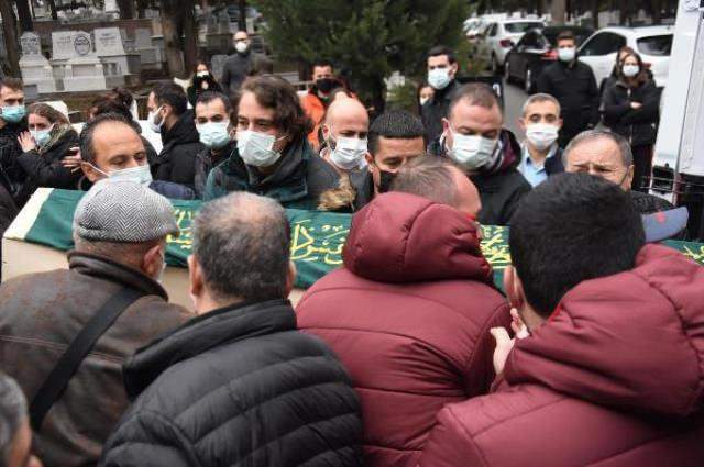 ביג Önal התקשה לעמוד בהלוויה של אביו