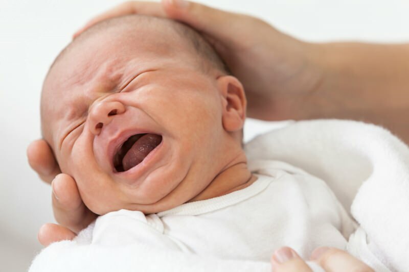 האם זה מזיק לנער תינוקות בעמידה?