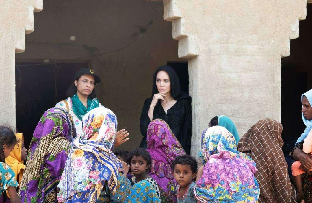  אנג'לינה ג'ולי פנתה לקהילה הבינלאומית בבקשה לעזור לפקיסטן.