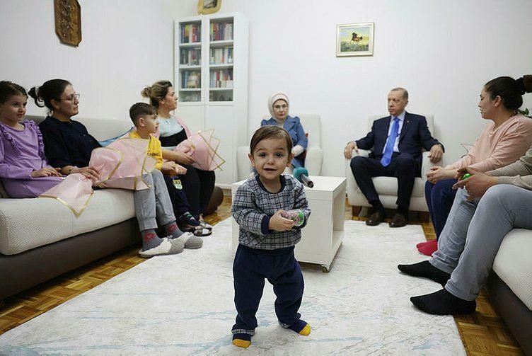 הנשיא רג'פ טאיפ ארדואן ורעייתו אמין ארדואן ביקרו את משפחת ניצולי רעידת האדמה