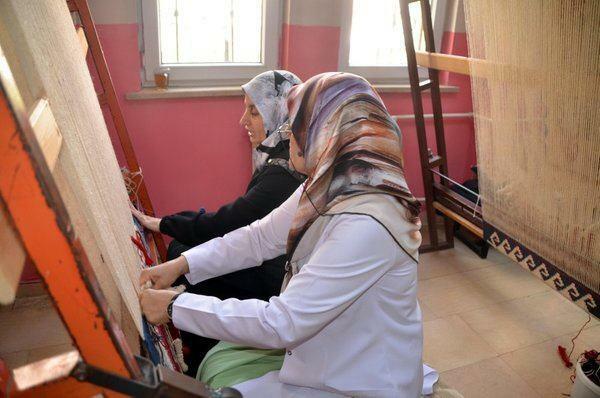במשך 37 שנים היא מלמדת נשים לעבד את תקוותיהן