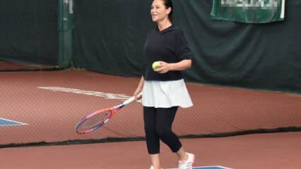 הוליה אבסר שיחקה טניס בביתה!