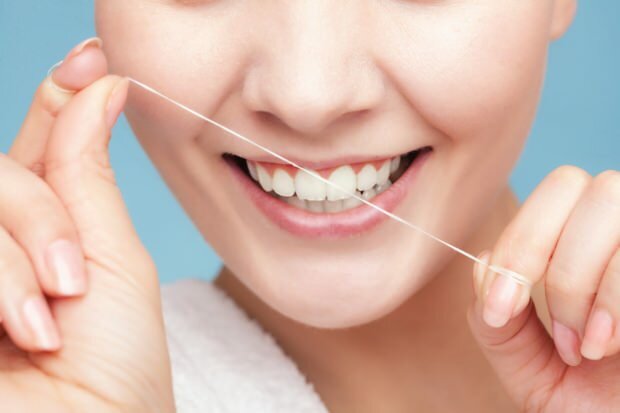 מומלץ להשתמש בחוט דנטלי להסרת שאריות בין השיניים.