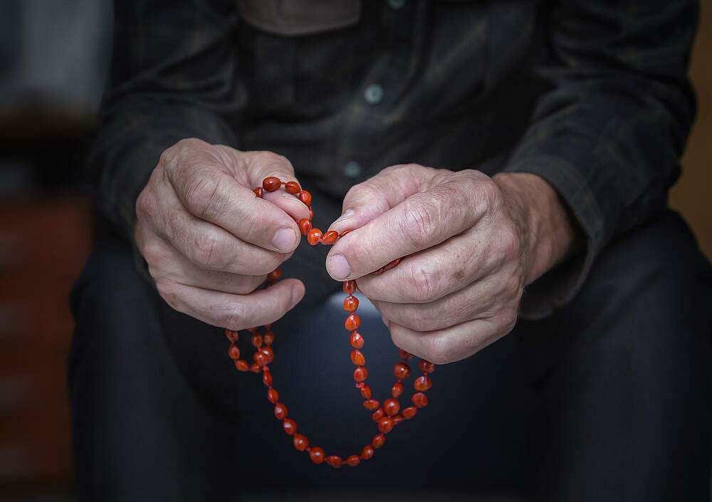 מתפלל מחרוזת התפילה