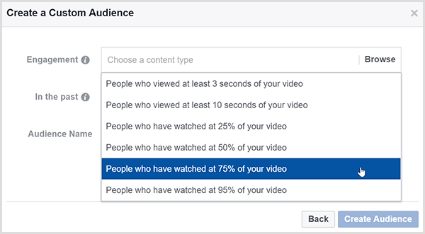 בתיבת הדו-שיח 'צור קהל מותאם אישית' של פייסבוק יש אפשרויות למיקוד מודעות לאנשים שצפו באחוז מסוים מהסרטון שלך.