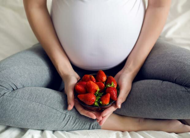 אוכלים תות במהלך ההריון