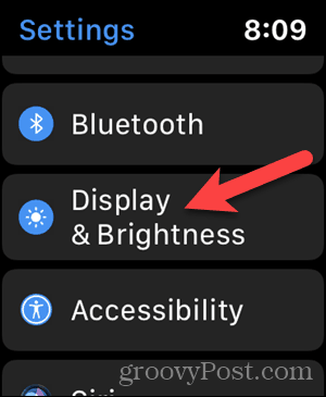 הקש על תצוגה & בהירות בהגדרות שב- Apple Watch שלך