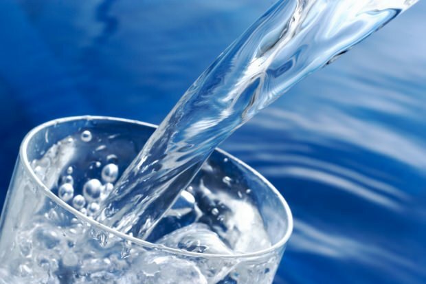 האם שתיית מים גורמת לך לעלות במשקל? כמה ליטר מים צריך לשתות ביום בכדי לרדת במשקל? אם אתה שותה מים בלילה ...