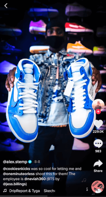 פוסט tiktop מאת @ alex.stemp המציג את מוצר נעלי הטניס שלו בכחול לבן
