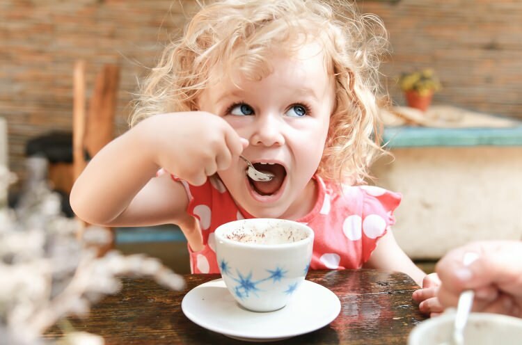 האם ילדים יכולים לשתות קפה? האם זה מזיק?