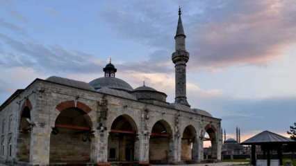 לאן ואיך להגיע למסגד מוראדיה? יצירת מופת הנושאת עקבות של אומנות אריחים טורקית