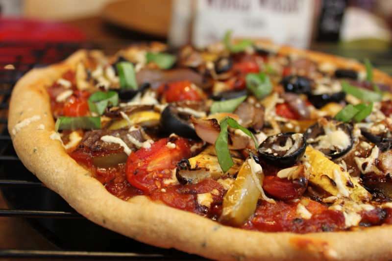 המתכון הקל ביותר לפיצה של ירקות! איך מכינים פיצה ירקות בבית?