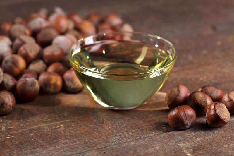 שמן אגוזי לוז מועיל במיוחד לעור יבש ושיער.