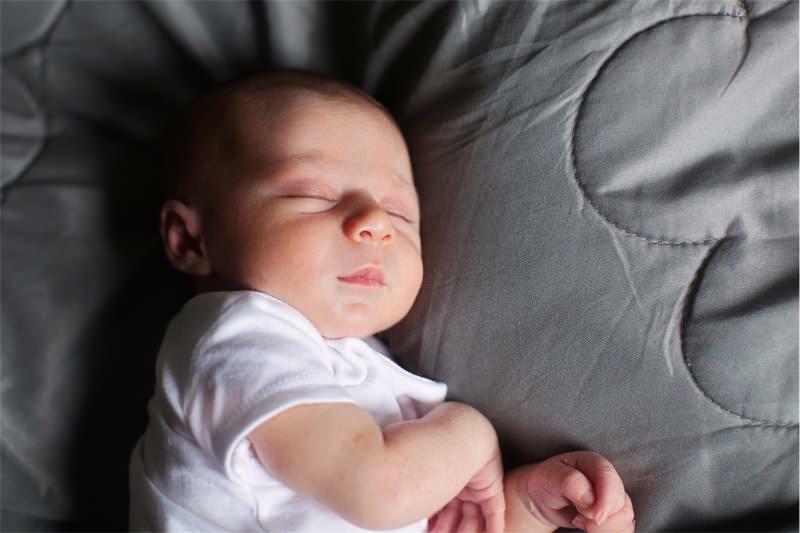 האם זה מזיק לנער תינוקות בעמידה? שיטת שינה עומדת ומרעידה