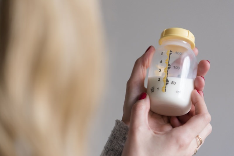 כיצד לבטא ולאחסן חלב אם ללא כאבים? שיטת חליבת ידיים וחשמל