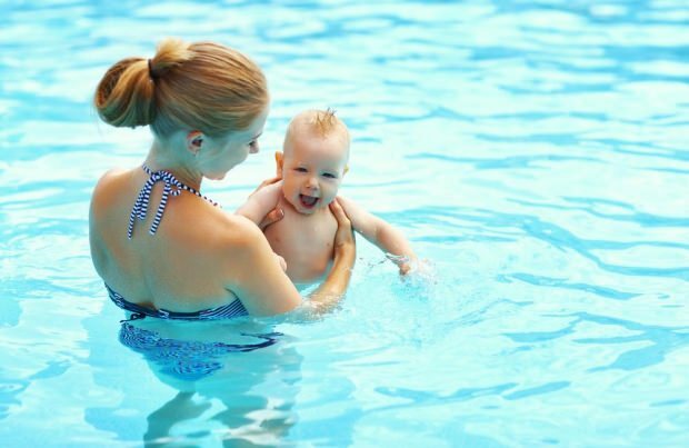 מתי תינוקות יכולים להיכנס לבריכה?