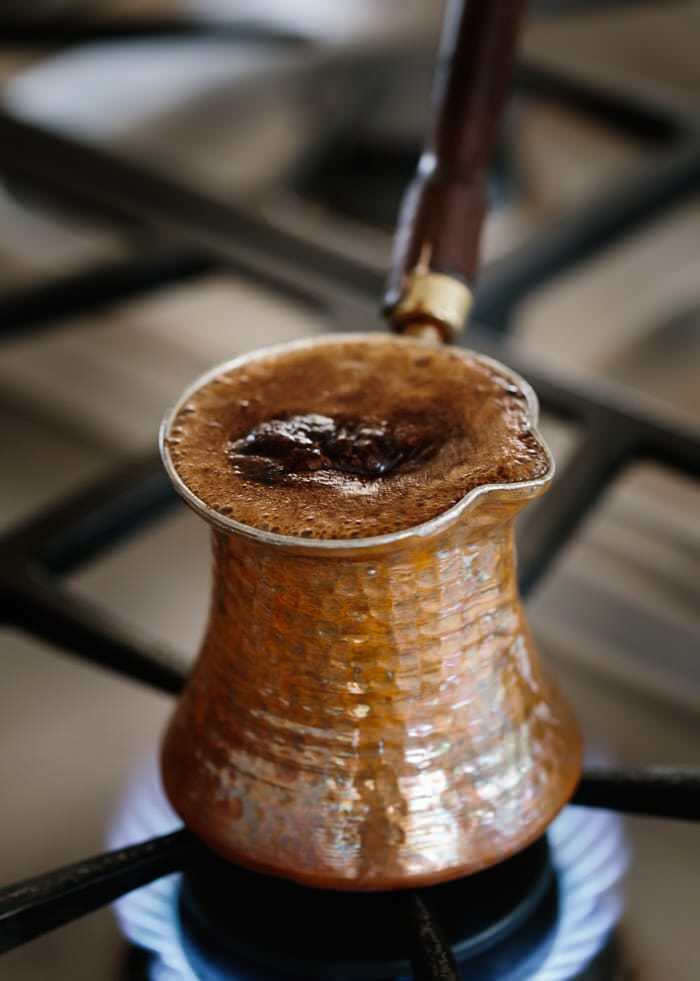 כיצד להסיר את מרירות הקפה? שיטות להקל על כאבי הקפה הטורקי
