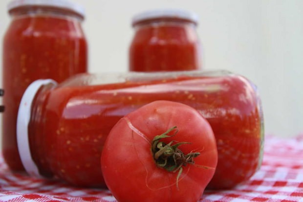 איך מכינים עגבניות משומרות בבית? טיפים להכנת אנשי חורף