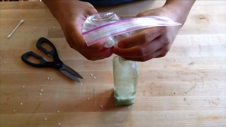 כיצד לנקות את בקבוק הזכוכית הפה הצר בצורה הכי קלה? השיטה הקלה ביותר לניקוי בקבוקים צרים!