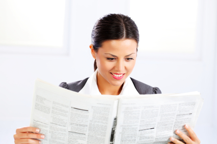 אשת עסקים קוראת עיתון