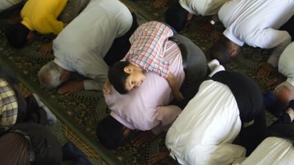 האם יש לקחת את הילדים לתפילת tarawih?
