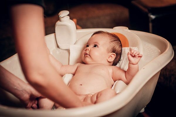 איך לשטוף תינוק לבד?