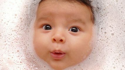 תינוק בולע מים בזמן הרחצה! איך נותנים אמבט מרפא לתינוק שזה עתה נולד?