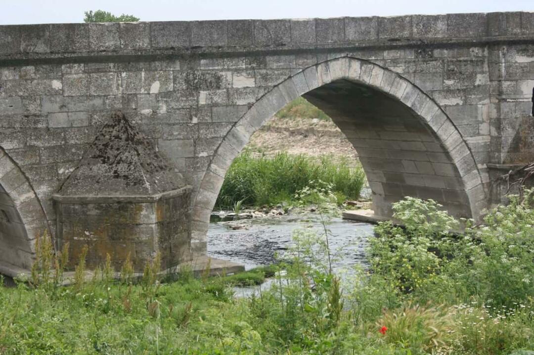 מסגרות מגשר סוקולו מהמט פאשה