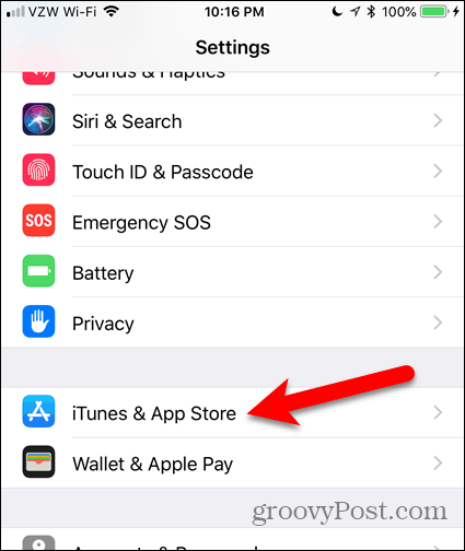 הקש על iTunes ו- App Store במסך ההגדרות