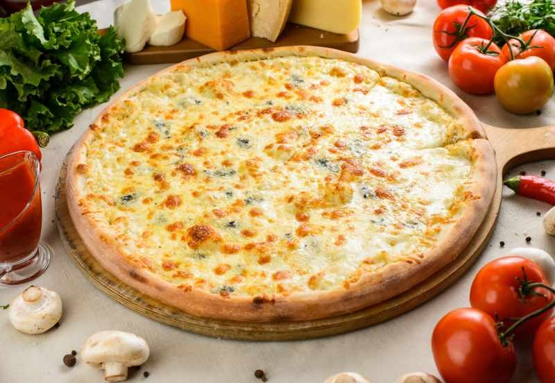 איך מכינים פיצה עם ארבע גבינות? הכנת הפיצות לארבע גבינות הכי קלות!
