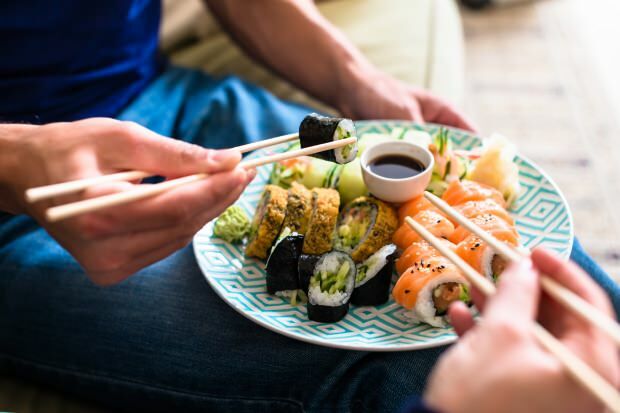 איך אוכלים סושי? איך מכינים סושי בבית? טריקים של סושי