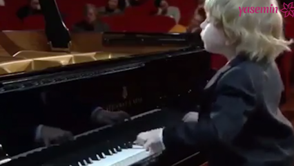 ברגע שהפסנתרן הקטן מתעלף בזמן ההופעה!