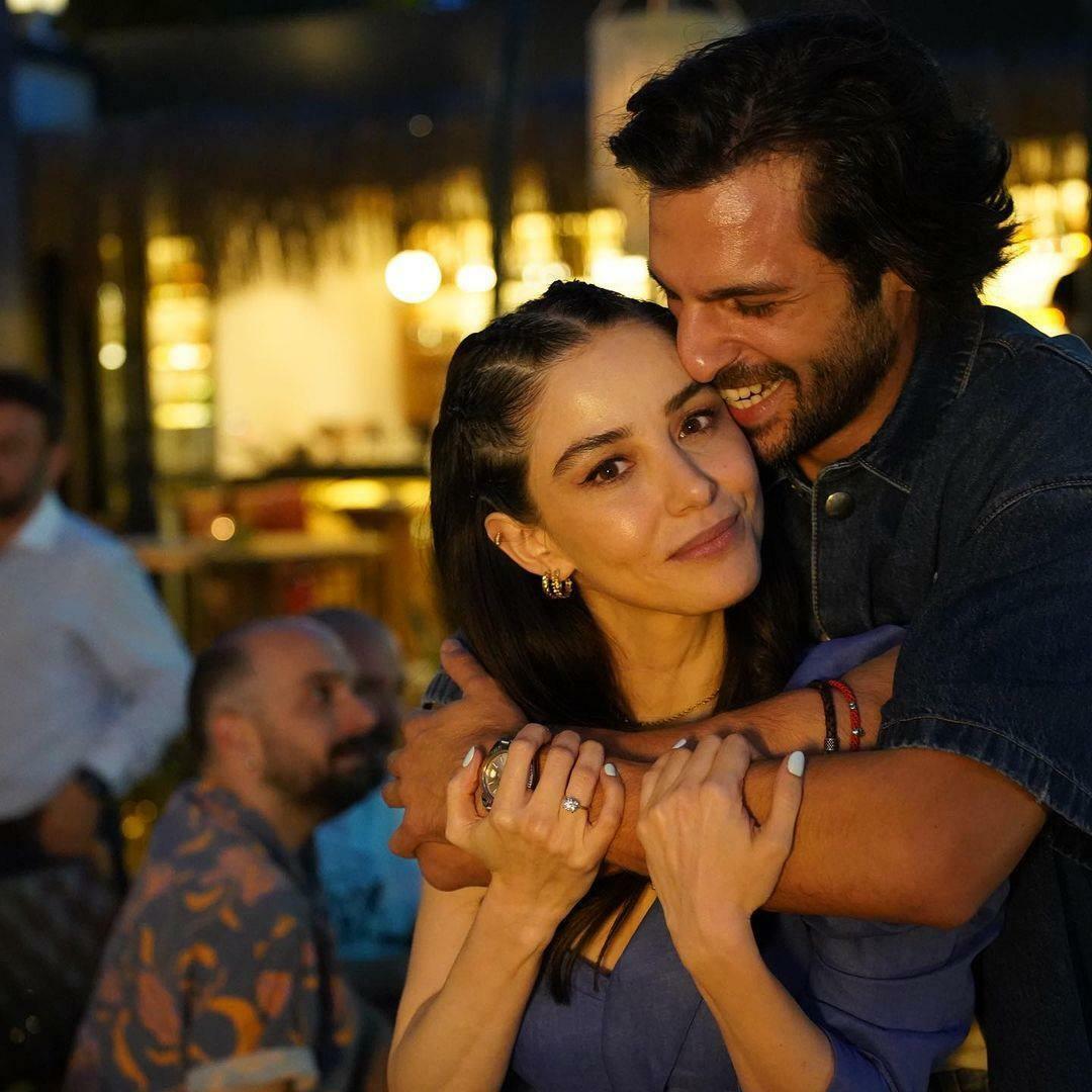 מתנת החתונה של Özge Gürel ו- Serkan Çayoğlu מהמעריצים שלהם גרמה להם לחייך