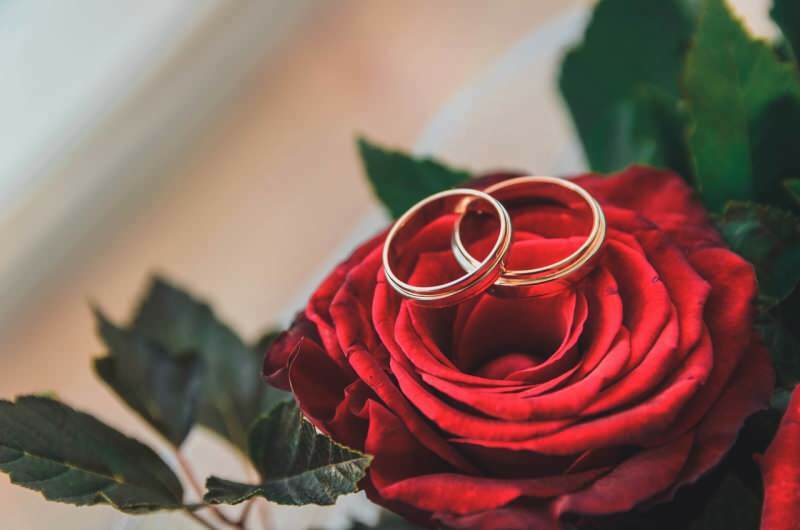 מדוע טבעת הנישואין עונדת אצבע שמאל