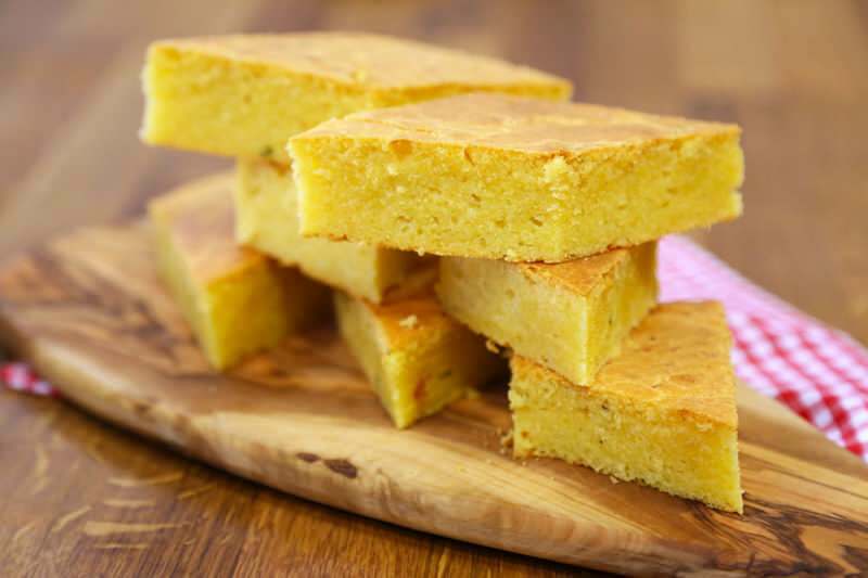 איך להכין לחם תירס עם גבינה הכי קל? טיפים ללחם תירס עם גבינה