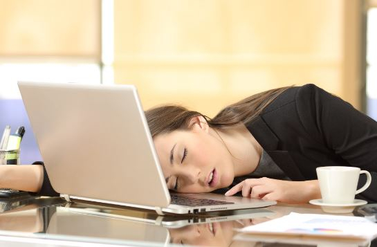 התקפי שינה פתאומיים בסביבת העבודה עלולים לגרום למחלות שינה מוגזמות