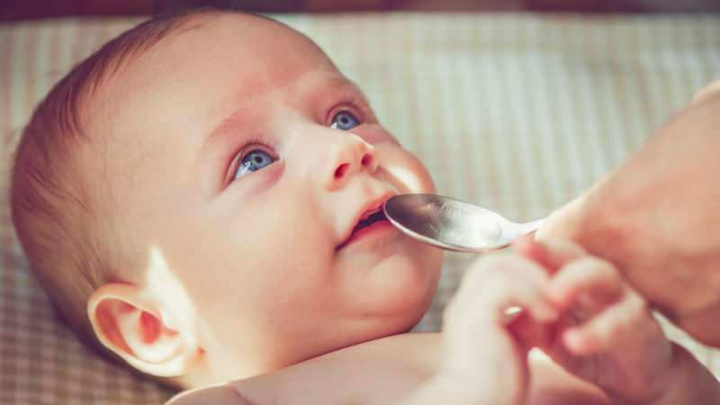 האם צריך לתת לתינוק מים לתינוקות המאוכלים בפורמולה